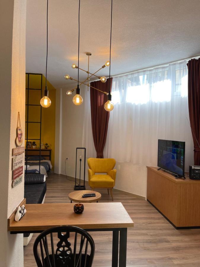 Ora-Prn, Studio Apartment In The City Centre Пристина Екстериор снимка